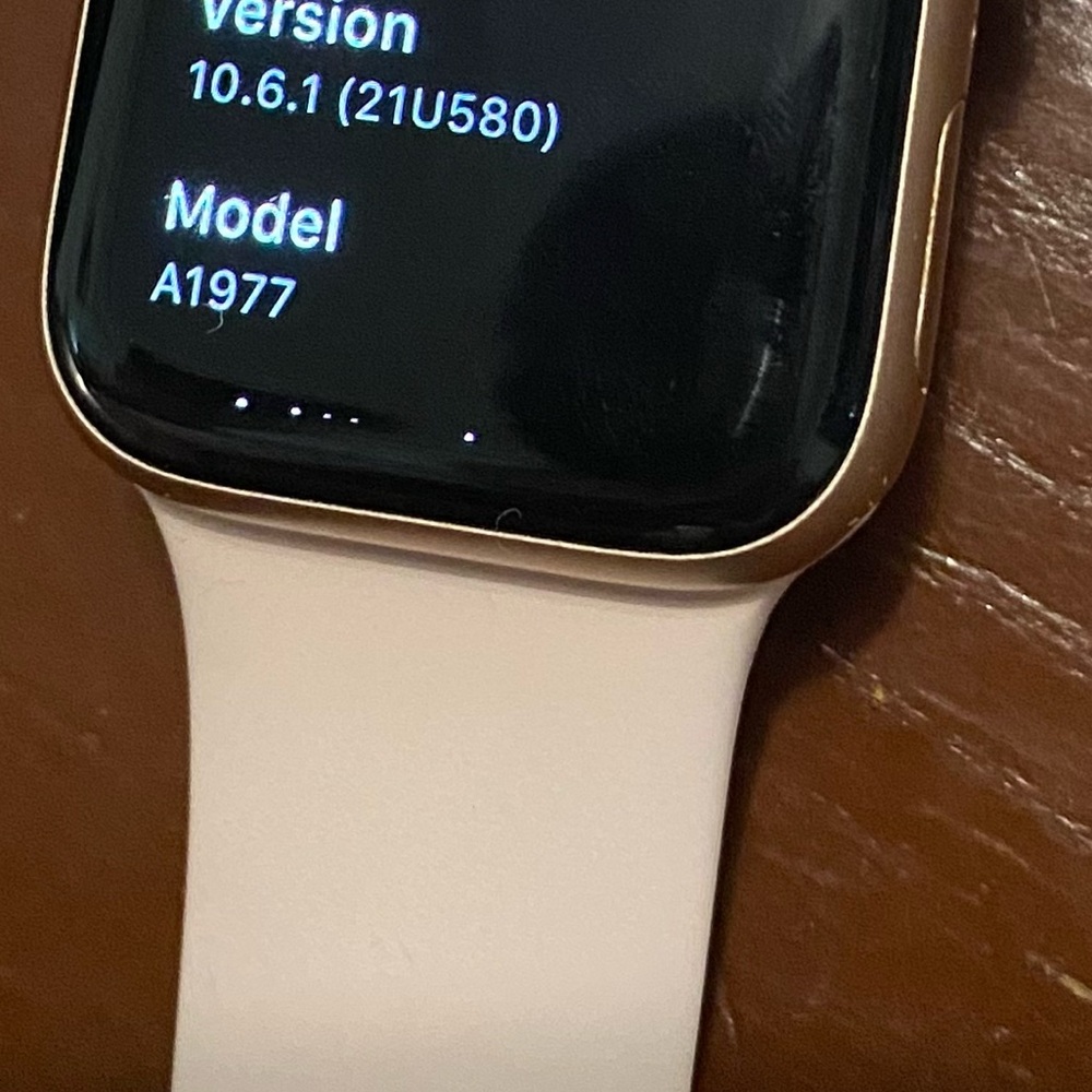 Apple Watch Series 4 GPS 40mm Model A1977 Pink S/M Band APPLE NO LONGER SUPPORTS - Picture 10 of 17